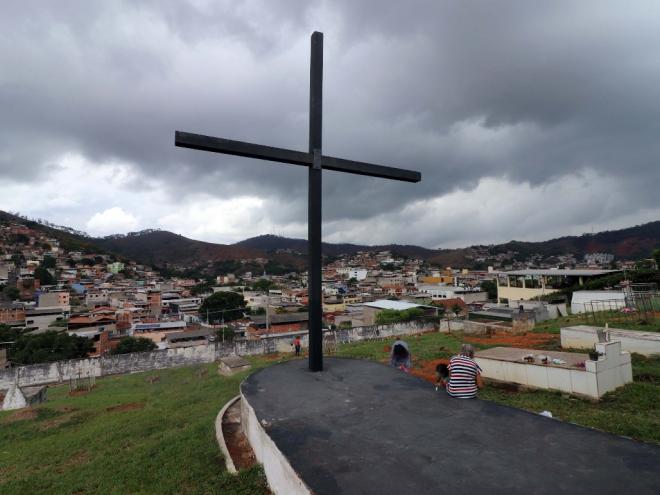Homem alegou que não havia servidores municipais para fazer o sepultamento e teve auxiliar funcionários de funerária a baixar o caixão à cova; fato ocorrido no ano de 2017 no cemitério do bairro Bom Jardim  