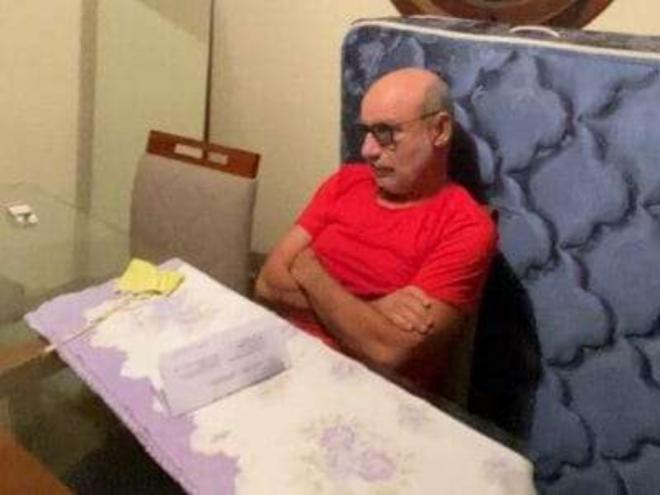 Foto do momento da prisão de Queiroz, divulgada pela Polícia Civil 