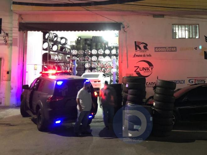 O estabelecimento abordado pelos policiais civis  onde estavam os pneus furtados 