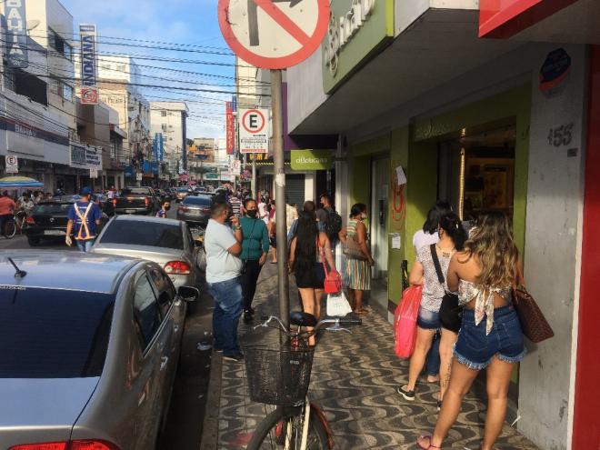 Filas foram percebidas na porta de alguns estabelecimentos