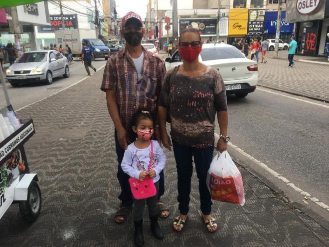 Família aproveitou a reabertura do comércio para colocar as compras em dia
