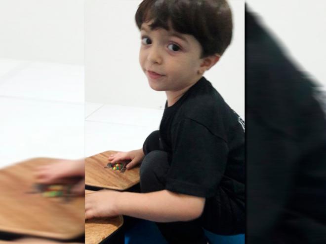Renato Martins Siman tem 4 anos e tem desenvolvido com auxílio da música