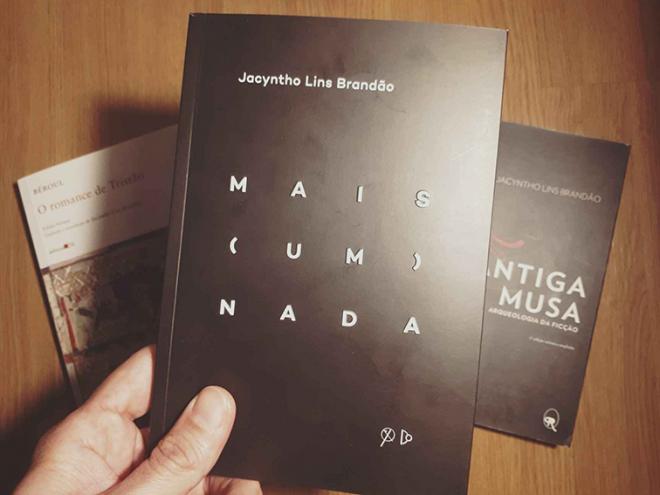 A obra tem um forte e surpreendente caráter metapoético