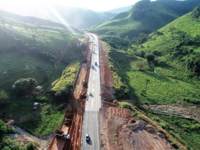 Por causa da detonação de rochas, o trânsito será interrompido na altura do km 295, próximo à Barragem Sá Carvalho, em Antônio Dias