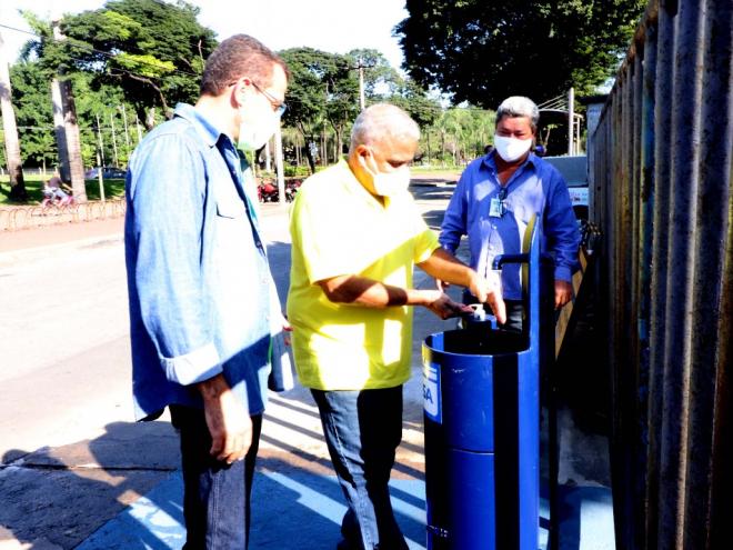 O equipamento fica junto ao ponto de ônibus onde normalmente há grande fluxo de pessoas 