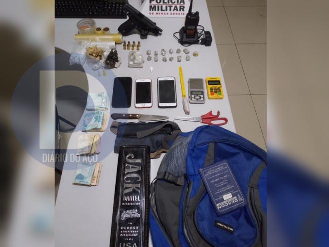 Além da arma, drogas e dinheiro foram recolhidos pelos policiais na casa do jovem denunciado