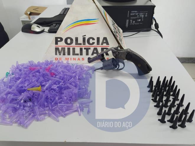 Os objetos arrecadados na casa do adolescente infrator