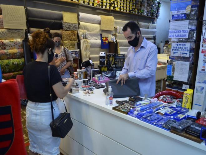 O uso de máscaras e álcool em gel e o distanciamento adequado nas filas eram alguns dos muitos cuidados observados nas lojas
