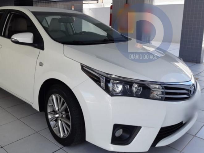 Um Toyota Corolla como este da foto foi a isca para atrair a vítima