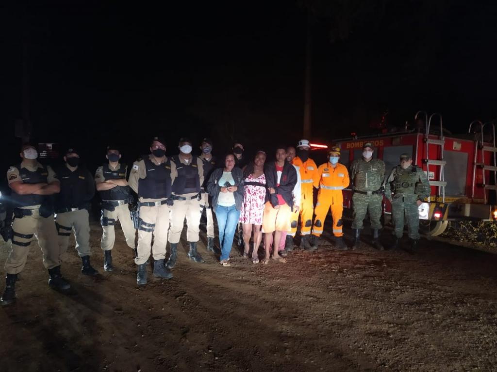 Adolescente foi resgatado no meio de mata por equipes de policiais militares e bombeiros 