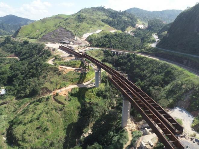 Novo traçado vai retirar a BR-381 de um trecho complexo, em Antônio Dias. A rodovia que hoje passa sob a ferrovia, em um viaduto estreito e em curva, incapaz de comportar o tráfego, terá ponte elevada sobre a Estrada de Ferro Vitória a Minas (EFVM)