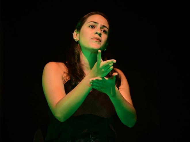 Sara Carvalho conduz a visita em Libras no Centro Cultural Usiminas
