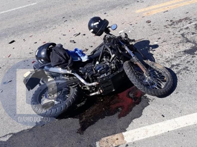 A motocicleta ficou bastante danificada na colisão com a picape