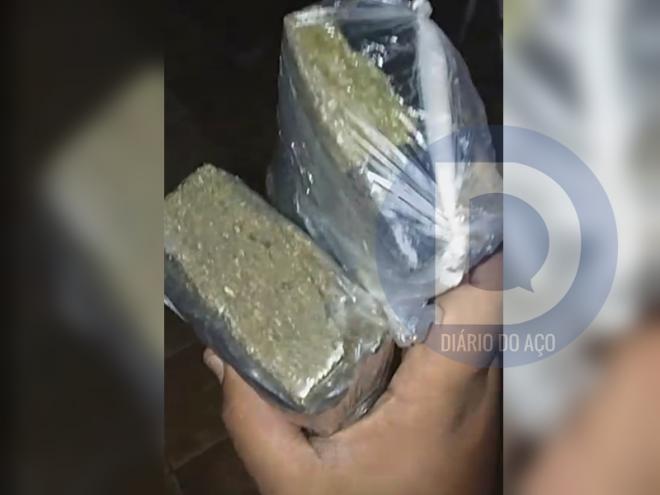 Em um dos vídeos, o preso exibe duas barras de maconha