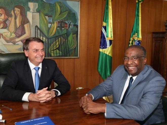 Decotelli é bacharel em Ciências Econômicas pela UERJ, Mestre pela FGV, Doutor pela Universidade de Rosário, Argentina e Pós-Doutor pela Universidade de Wuppertal, na Alemanha