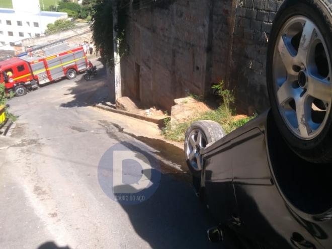 O VW Golf capotou em uma ladeira no Vila Celeste
