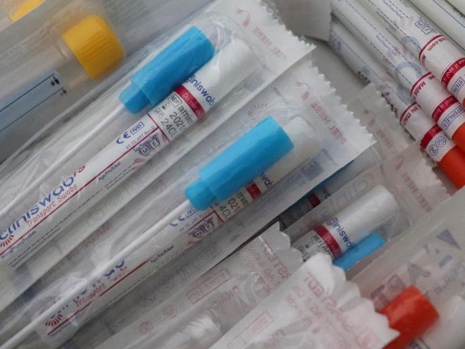 Os testes rápidos são aplicados na própria residência, mesmo em pacientes assintomáticos, dentro do período de quarentena 