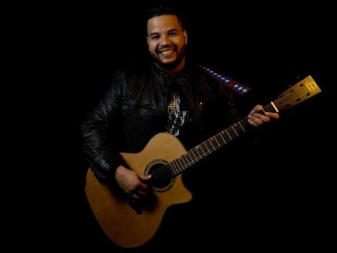 Leandro Pinheiro louva a graça de Deus em Amor Incomparável
