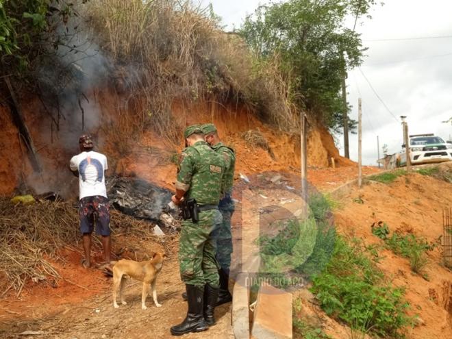 Os militares acompanharam até que as chamas foram apagadas