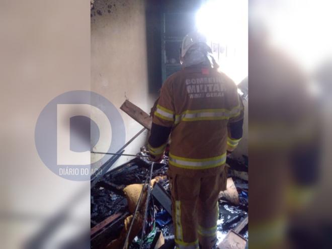 O fogo se concentrou em um quarto da casa localizada no Amaro Lanari