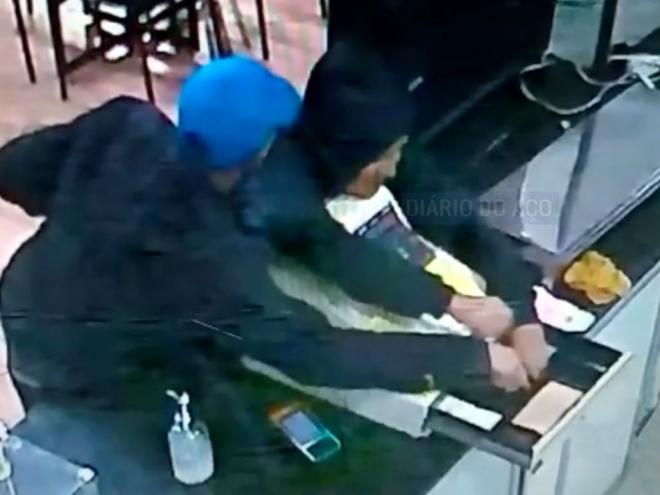 Enquanto assaltante armado mantinha funcionários e clientes sob vigilância, dois dos assaltantes fizeram a 