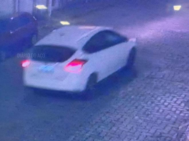 Depois do assalto trio fugiu nesse Ford Focus 
