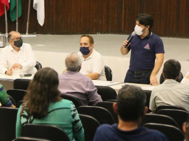Prefeito explicou aos feirantes que decisões para o enfrentamento ao novo coronavírus são tomadas com base no entendimento de integrantes do comitê que reúne profissionais da saúde, infectologistas, representantes de hospitais e forças de segurança