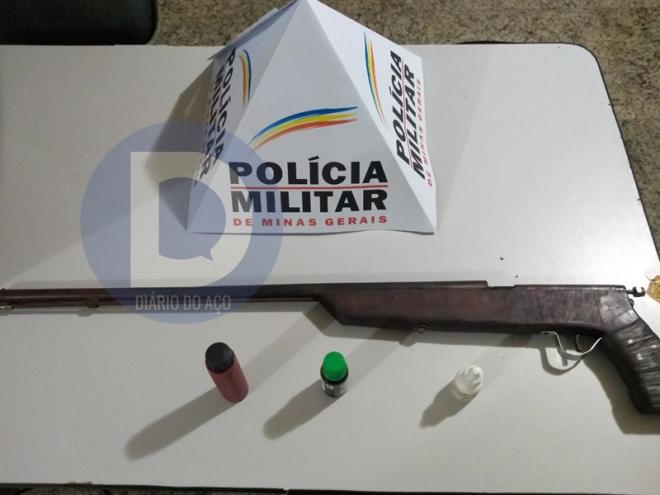 A arma usada para caçar o porco do mato, caça encontrada com o homem abordado
