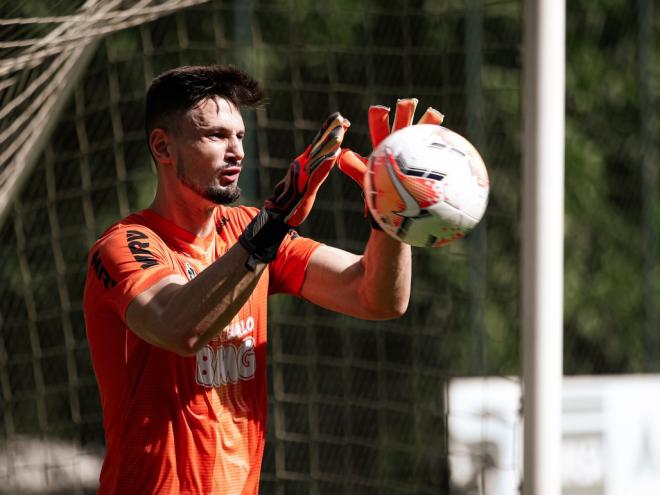 Goleiro perdeu espaço na equipe com a chegada de Sampaoli