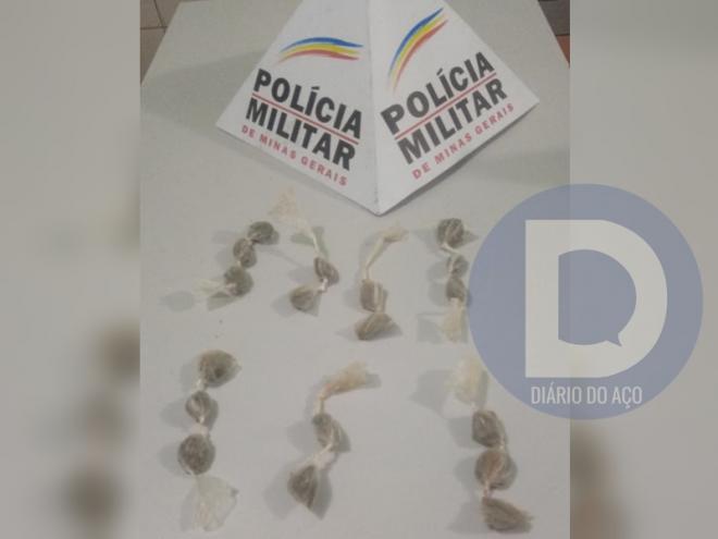 As porções de maconha apreendidas em local denunciado pela comunidade