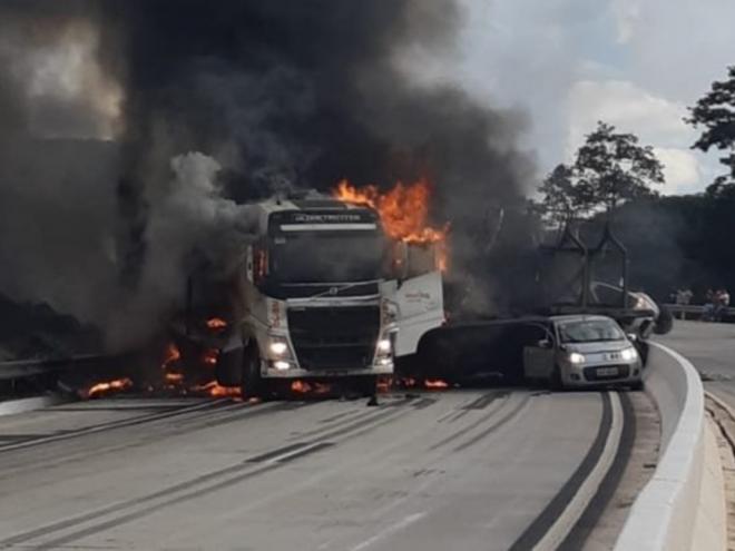 Ainda não se sabe como dois caminhões com carretas e dois veículos se envolveram nesse acidente no trecho duplicado da BR-381