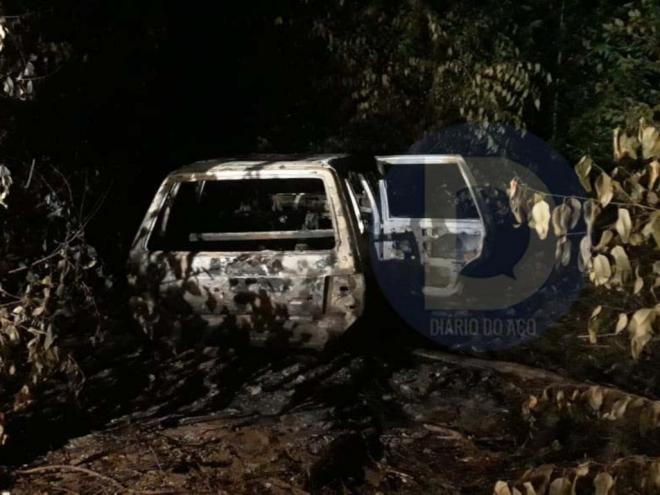 Veículo em que os primos estavam foi encontrado carbonizado e com os corpos dentro, em meio a uma plantação de eucaliptos, na área rural de Cordeiro de Minas, Caratinga 