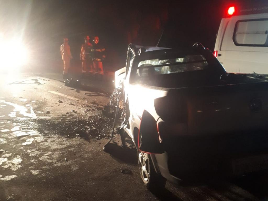 Motorista foi resgatado de dentro da Fiat Strada por uma equipe do CBMMG