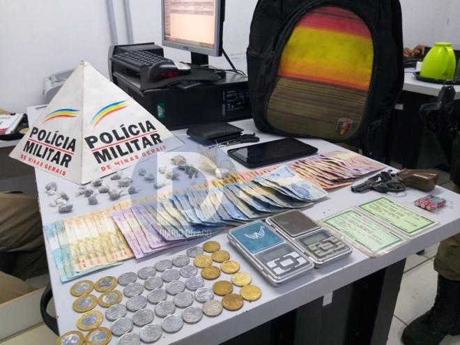 Os objetos apreendidos e o dinheiro encontrado com os suspeitos