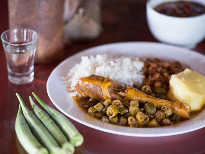 Delícias mineiras: o frango com quiabo e a cachacinha