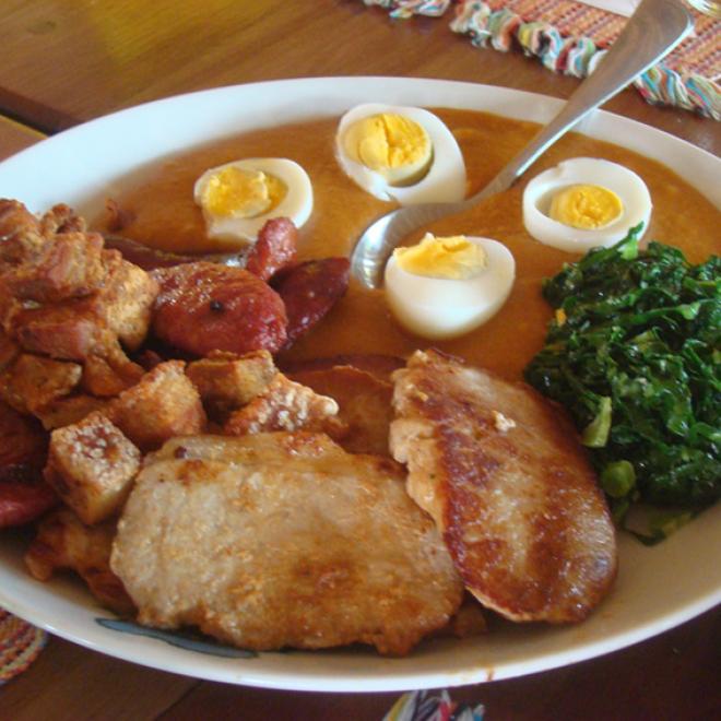 Tutu à mineira com ovos, lombo de porco e couve