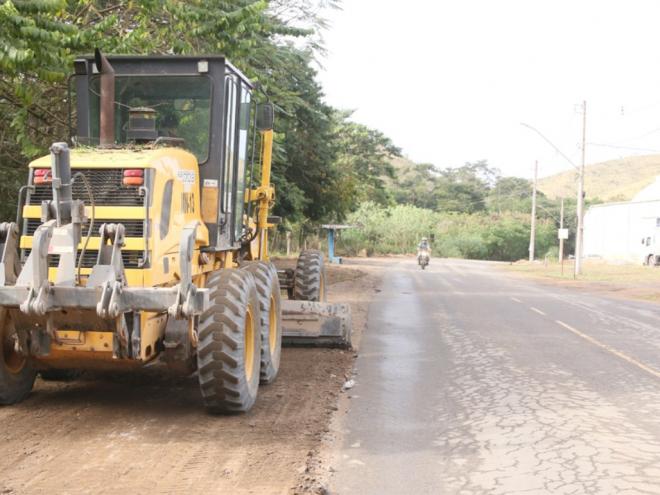 Está sendo construído um acostamento nos dois lados da avenida Pinheiro, que liga os dois bairros