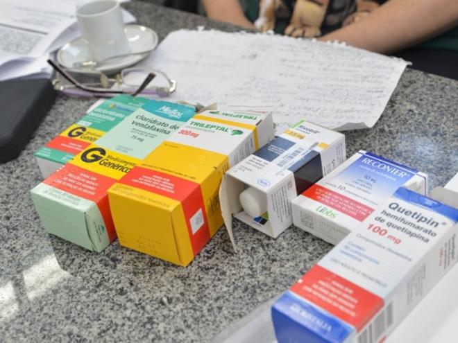 Ao abordar riscos da automedicação, farmacêutica lembrou que ainda não há remédio aprovado que funcione contra a Covid