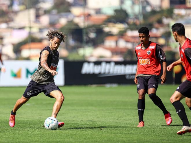 Guga (com a bola), acredita que ninguém decide ser jogador de futebol para marcar