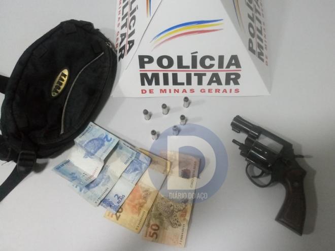 O revólver foi encontrado dentro de uma pochete