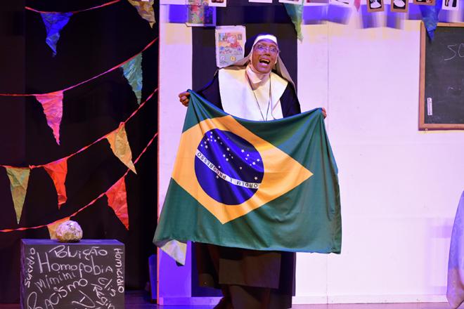 O espetáculo Nunca Fui Santa estreou em um teatro de Londres
