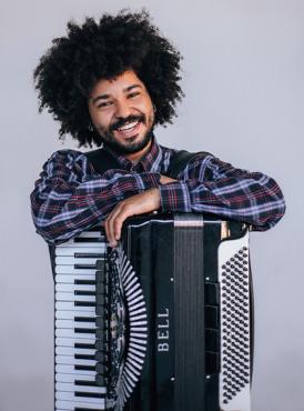 O multiinstrumentista Douglas Netto toca sanfona e canta para o povo