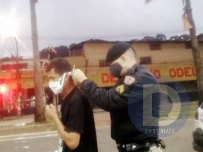 Homem recebeu uma máscara e ajuda para amarrá-la