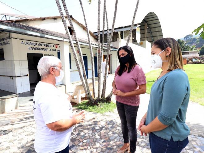 Secretária da pasta em Ipatinga, Érica Dias, visitou instituição em companhia da infectologista Carmelinda Lobato