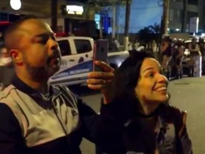 Mulher abordada por fiscal: 'Cidadão não, engenheiro civil formado, melhor do que você', disse a mulher a fiscais que coibiam aglomeração de pessoas 