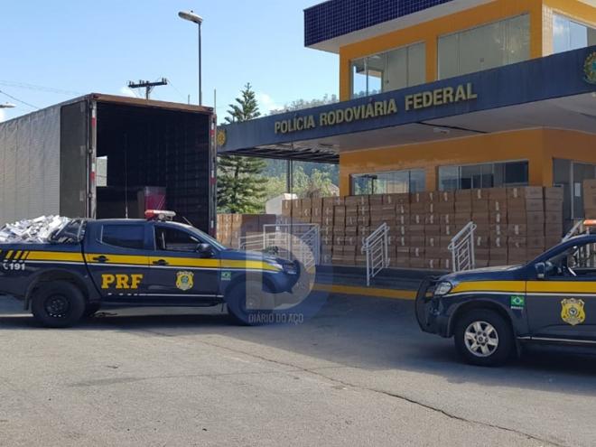 As caixas de cigarros lotaram o posto da PRF, em João Monlevade