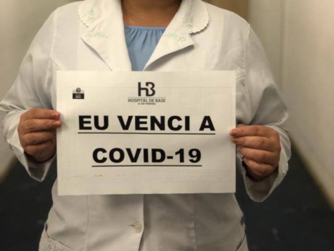 O país atingiu, em 9/7, a marca de um milhão de pessoas que levantaram essa placa. São os recuperados da doença provocada pelo novo coronavírus
