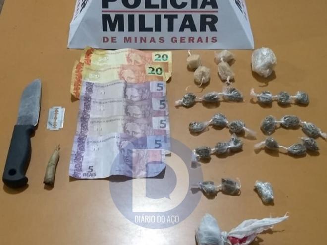 As porções de maconha e crack apreendidas na casa do jovem denunciado pela comunidade