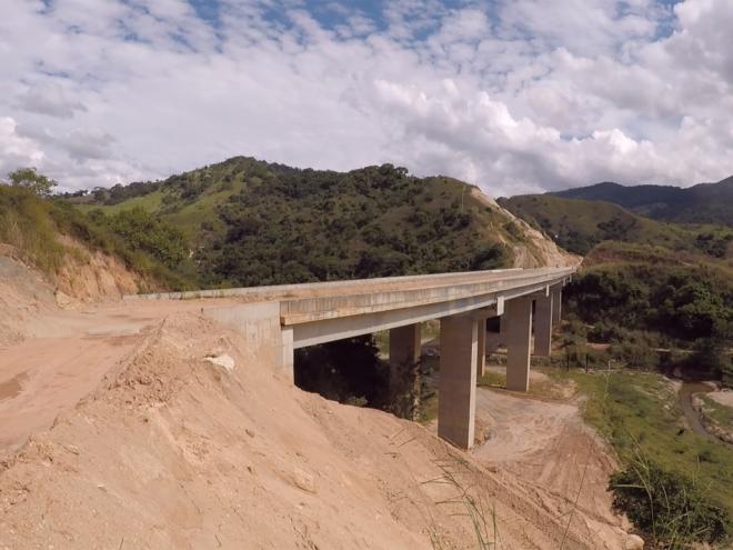 Ponte no ribeirão Oncinha, em Antônio Dias, é uma das obras de arte já concluídas no lote 3.1