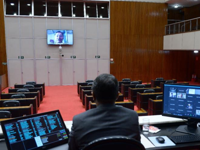 Adiamento foi feito para que o tema seja debatido com os servidores públicos, representantes sindicais e governo estadual